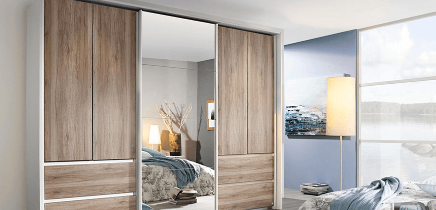 Armoire à portes coulissantes en bois avec un miroir et des tiroirs