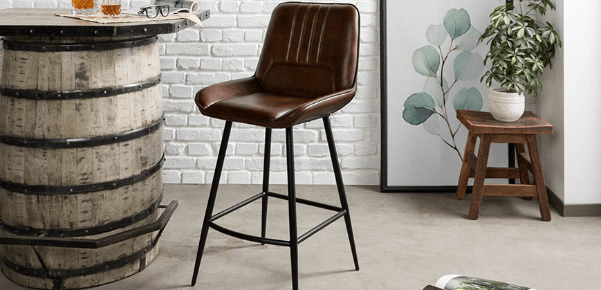 Chaise de bar style industriel en cuir marron foncé et avec pieds noirs en métal 