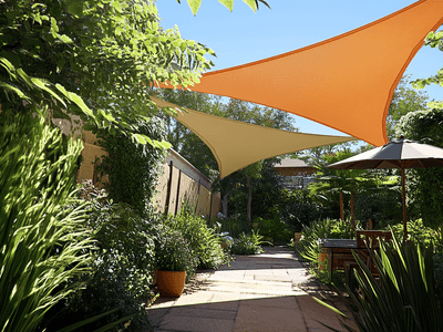 Voile d'ombrage ou parasol : Quelle protection vous convient ?