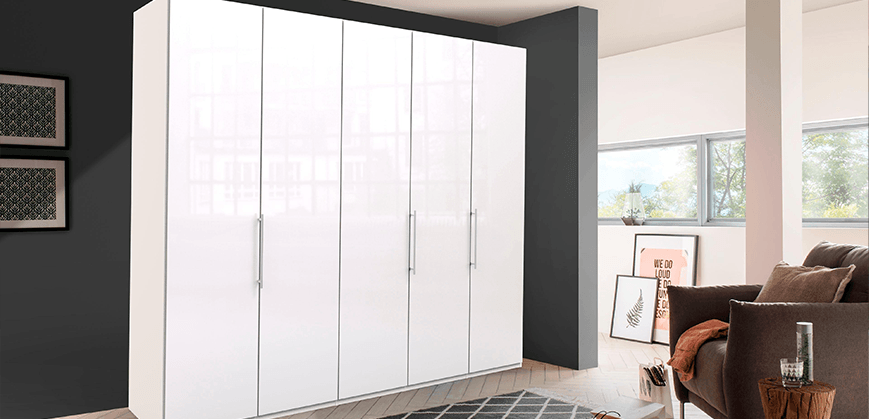 Armoire blanche à 5 portes battantes et aux finitions laquées