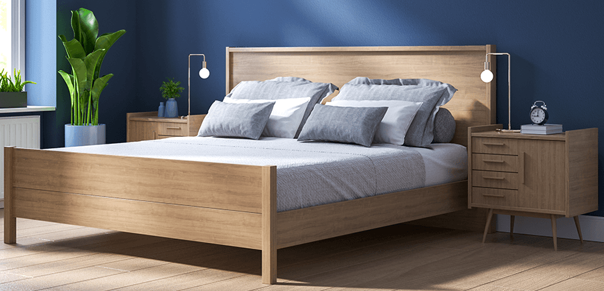 Lit en bois sur mur en fond bleu